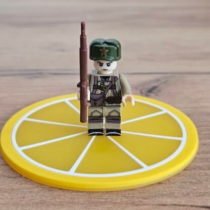 Customowa minifigurka przedstawiająca żołnierza Armii Czerwonej z okresu II wojny światowej